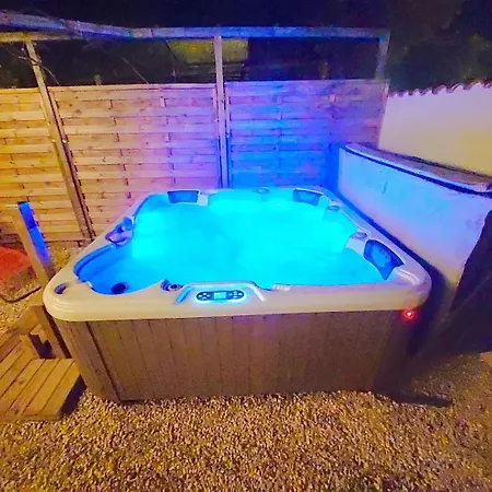 Holiday home Le 34 Degres Sud - 2 - Jardinet Et Jacuzzi Thezan-les-Beziers